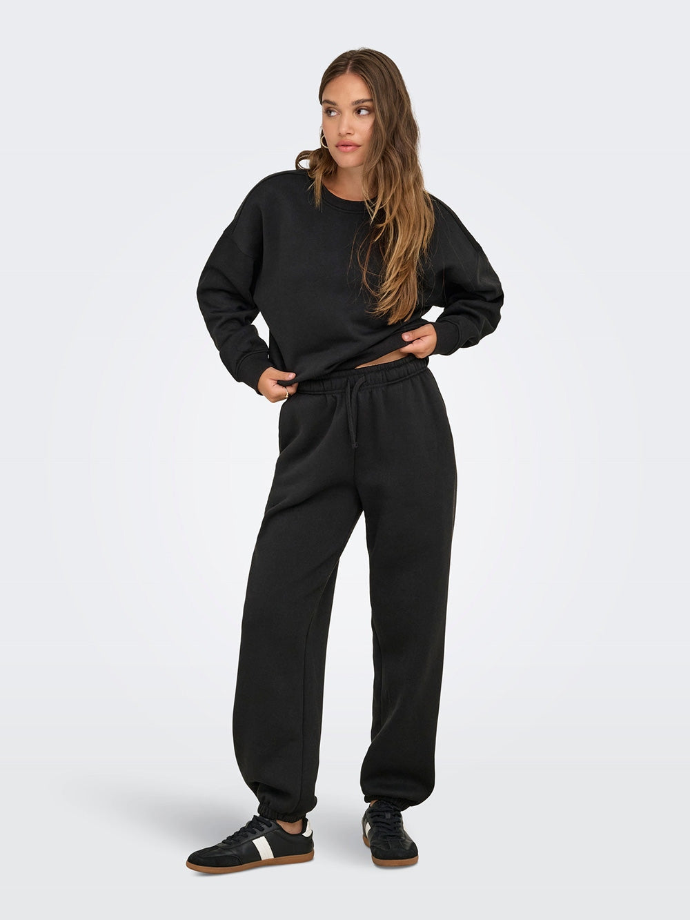 15357504/Black ONLY