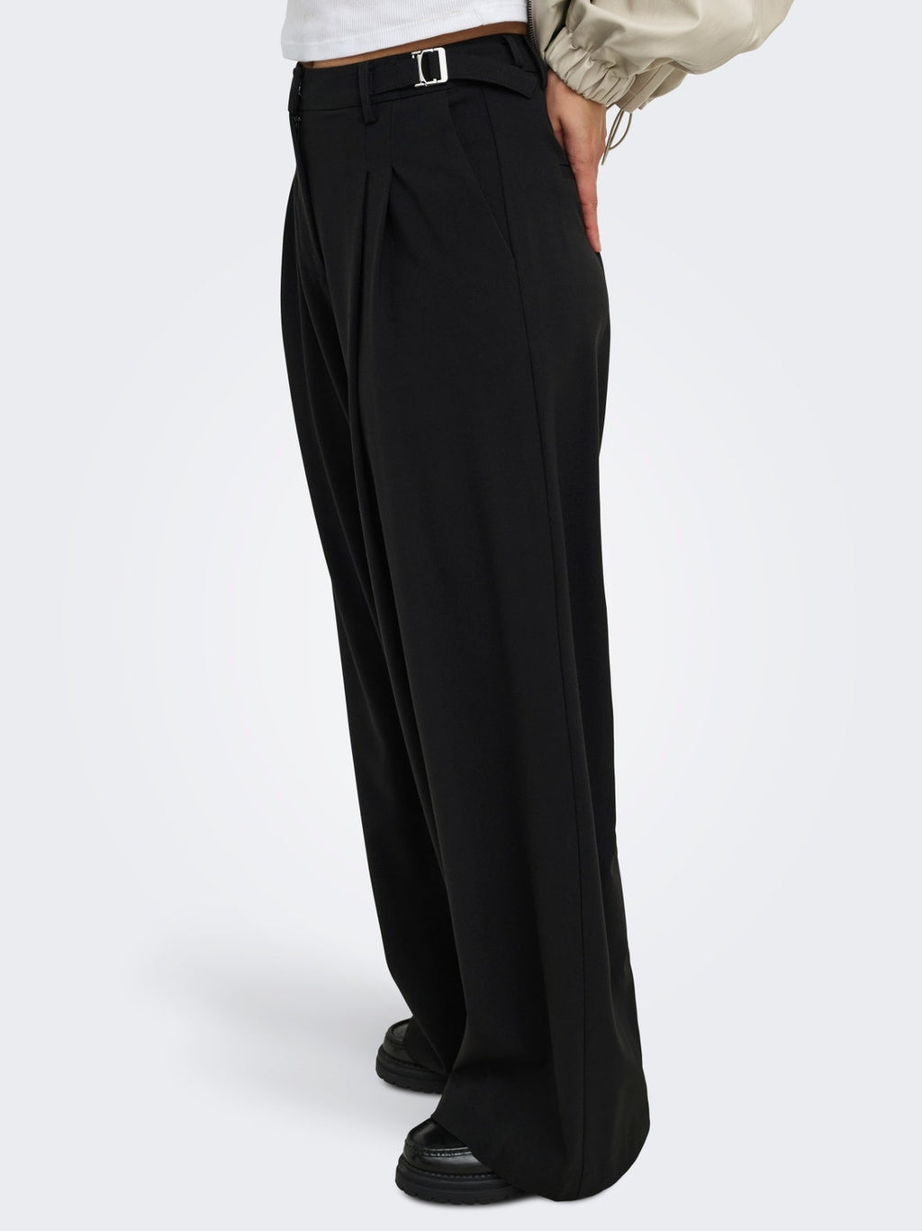 15378532/Black ONLY