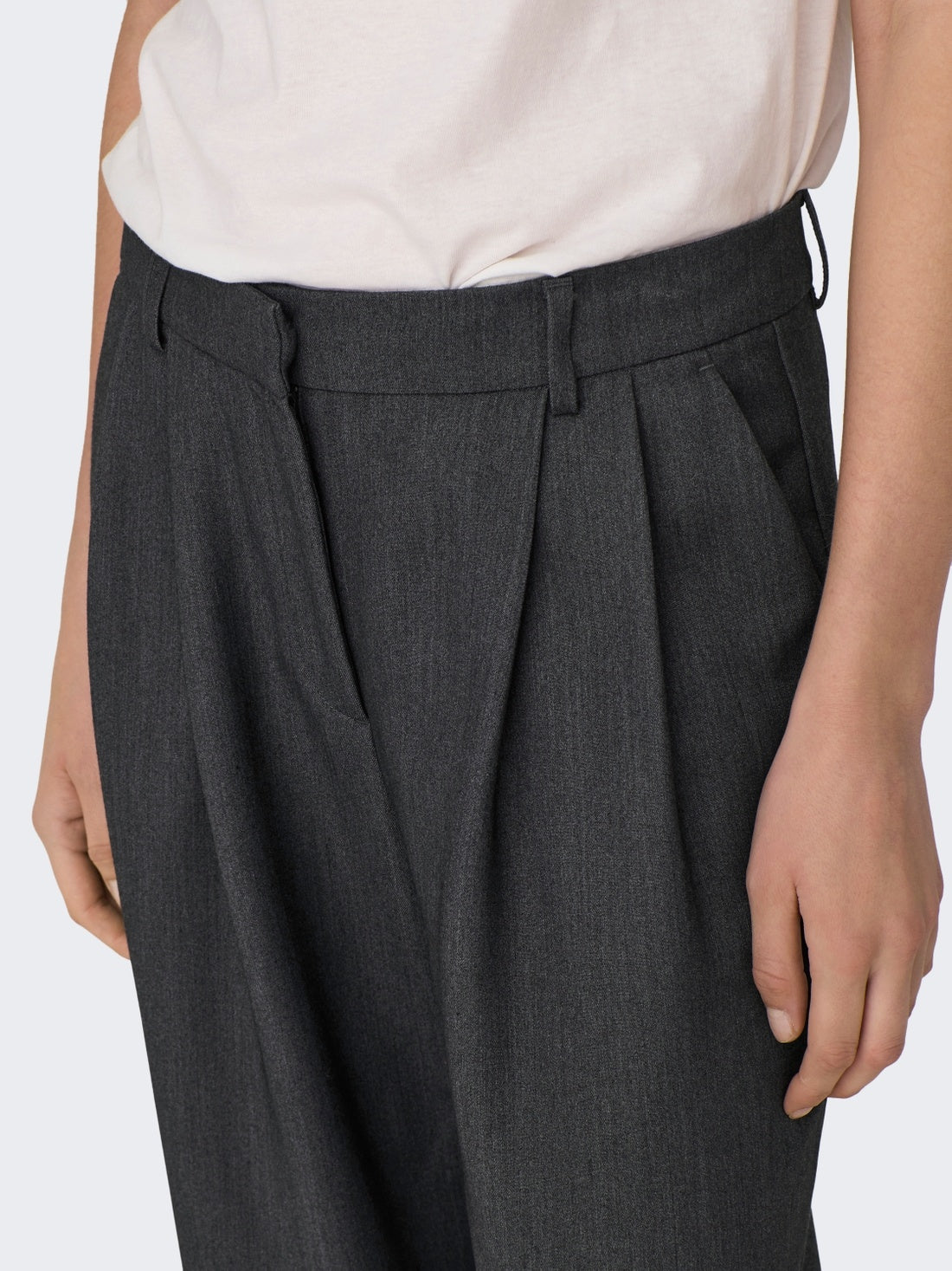 ONLHATTIE HW PLEAT STR PANT TLR NOOS 