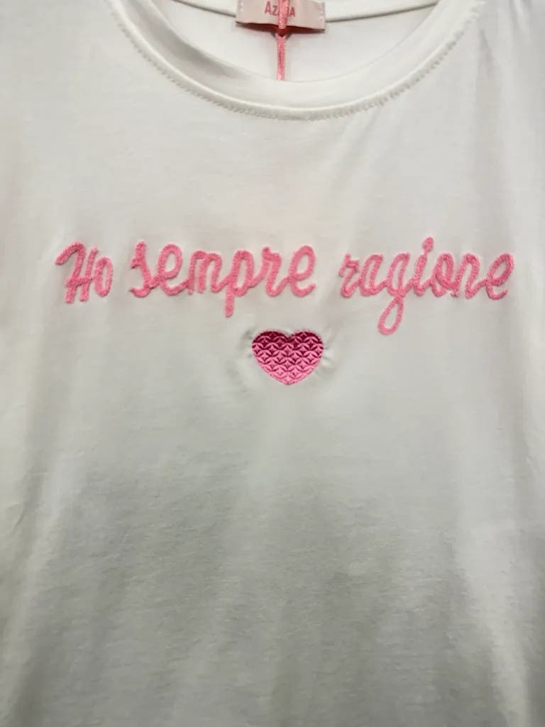 T-shirt con ricamo "ho sempre ragione" 