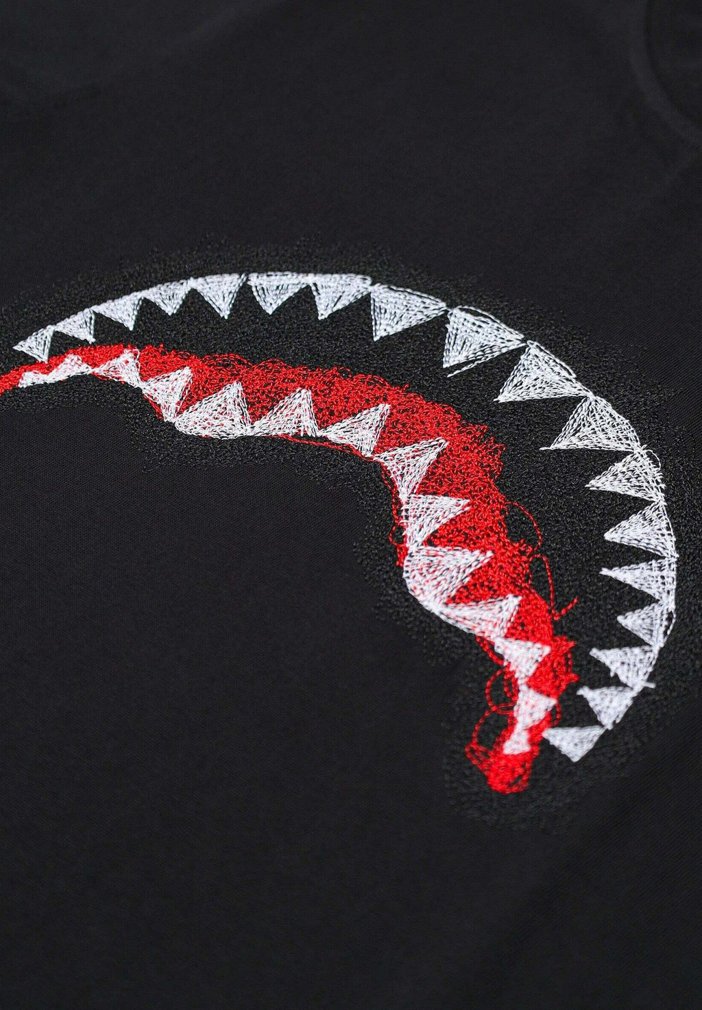 SCRIBBLE EMBROIDERY SHARK REG<BR/>T-SHIRT BLK 
