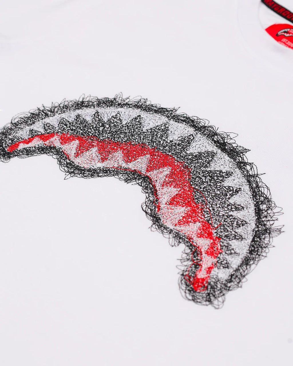 SCRIBBLE EMBROIDERY SHARK REG<BR/>T-SHIRT WHT 