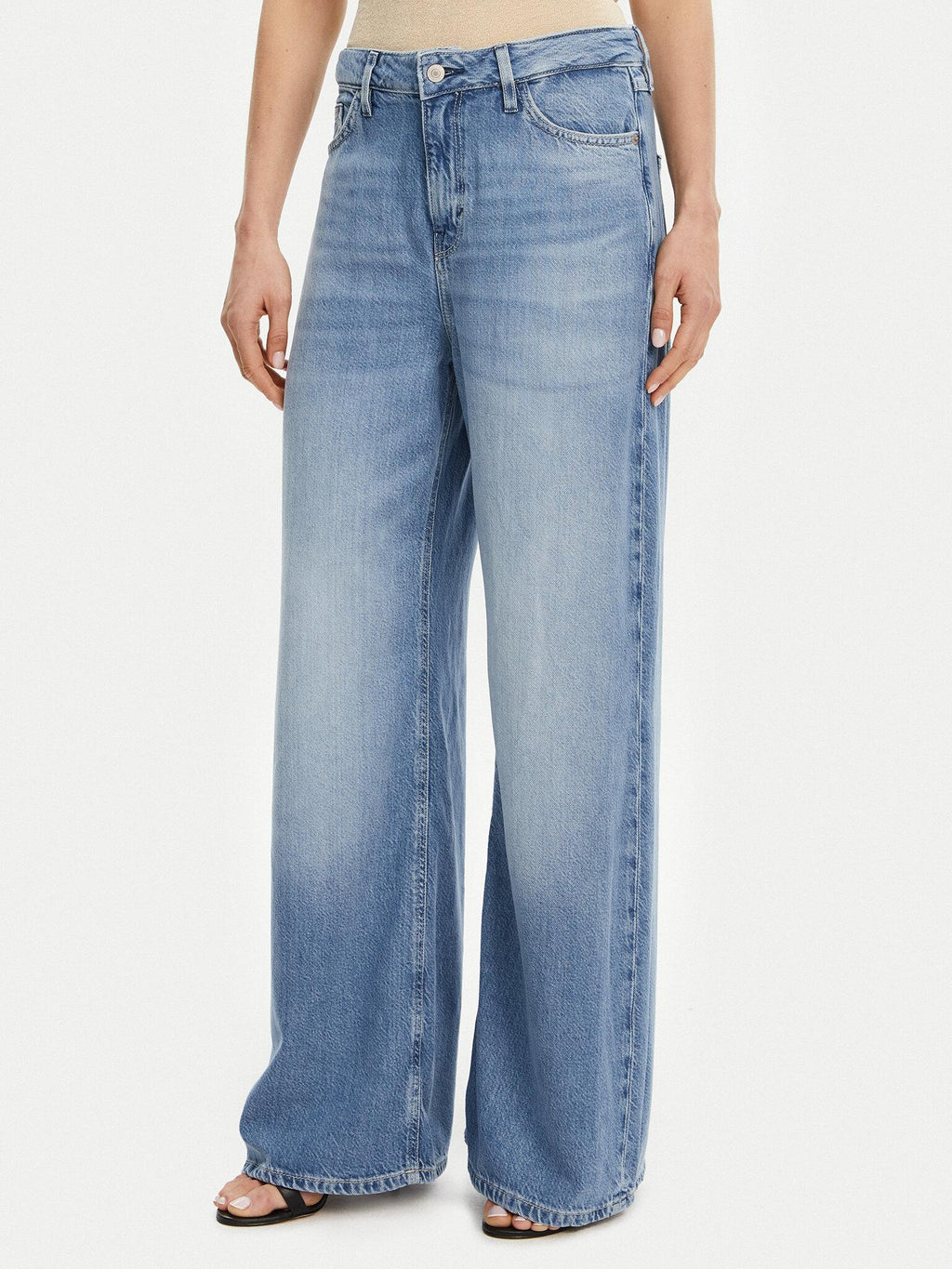 W5GA82D5B94/F0RM GUESS