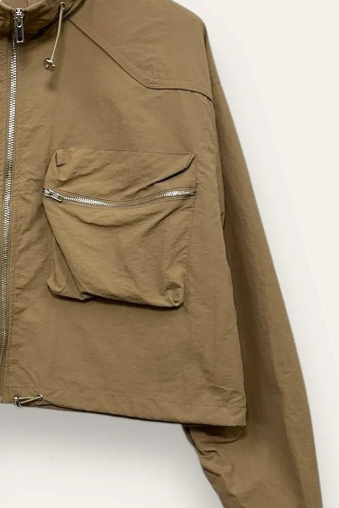 Giacca a bomber cropped con due tasche frontali YY-10722/Cammello LOVEme