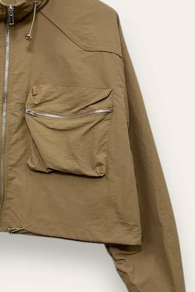 Giacca a bomber cropped con due tasche frontali YY-10722/Cammello LOVEme