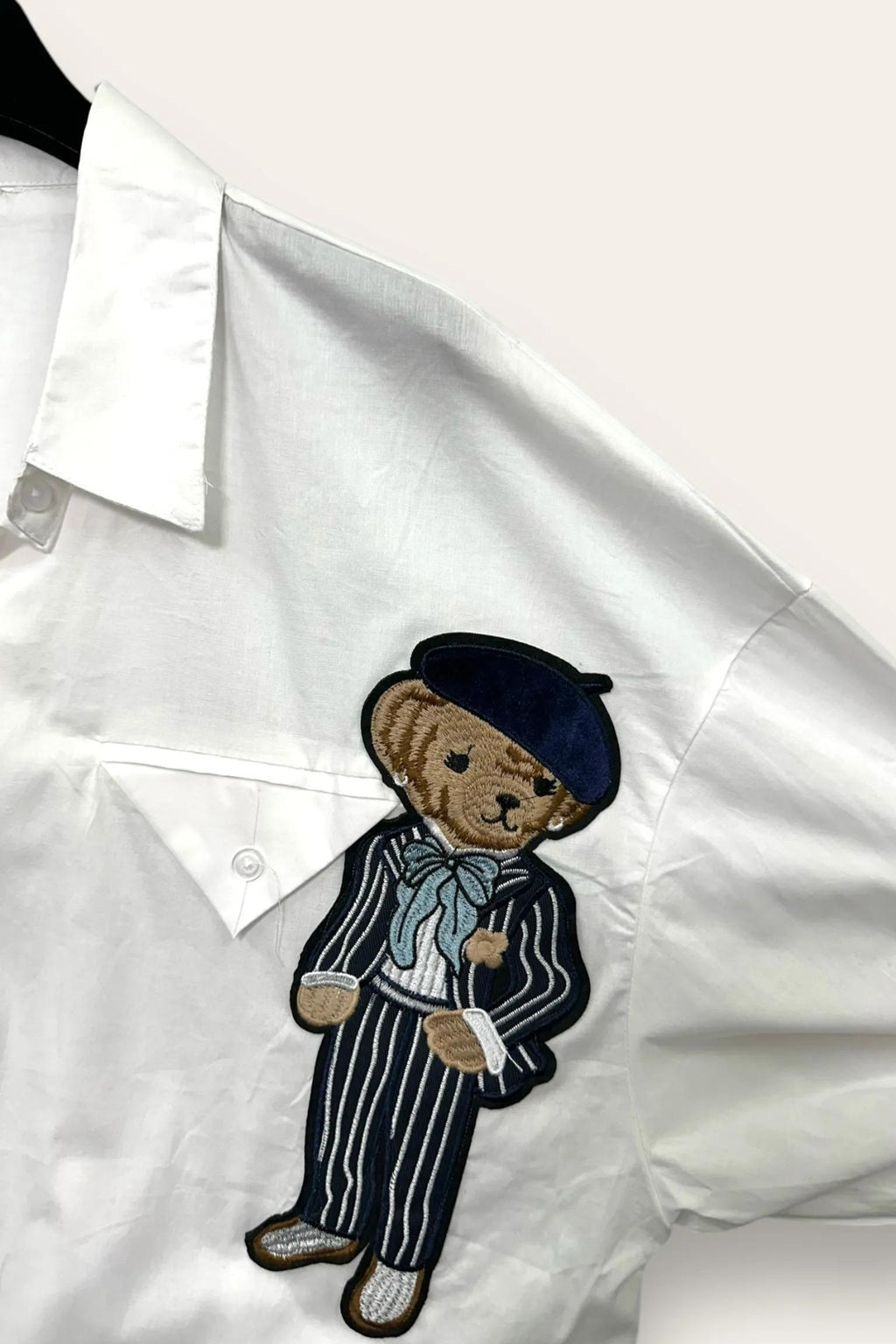Camicia over con orso applicato e tasca triangolare OT-10735/Bianco LOVEme