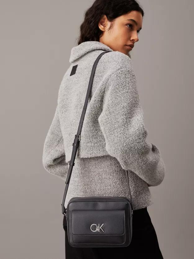 RE-LOCK CAMERA BAG W/FLAP_PBL K60K612538/BEH CALVIN KLEIN