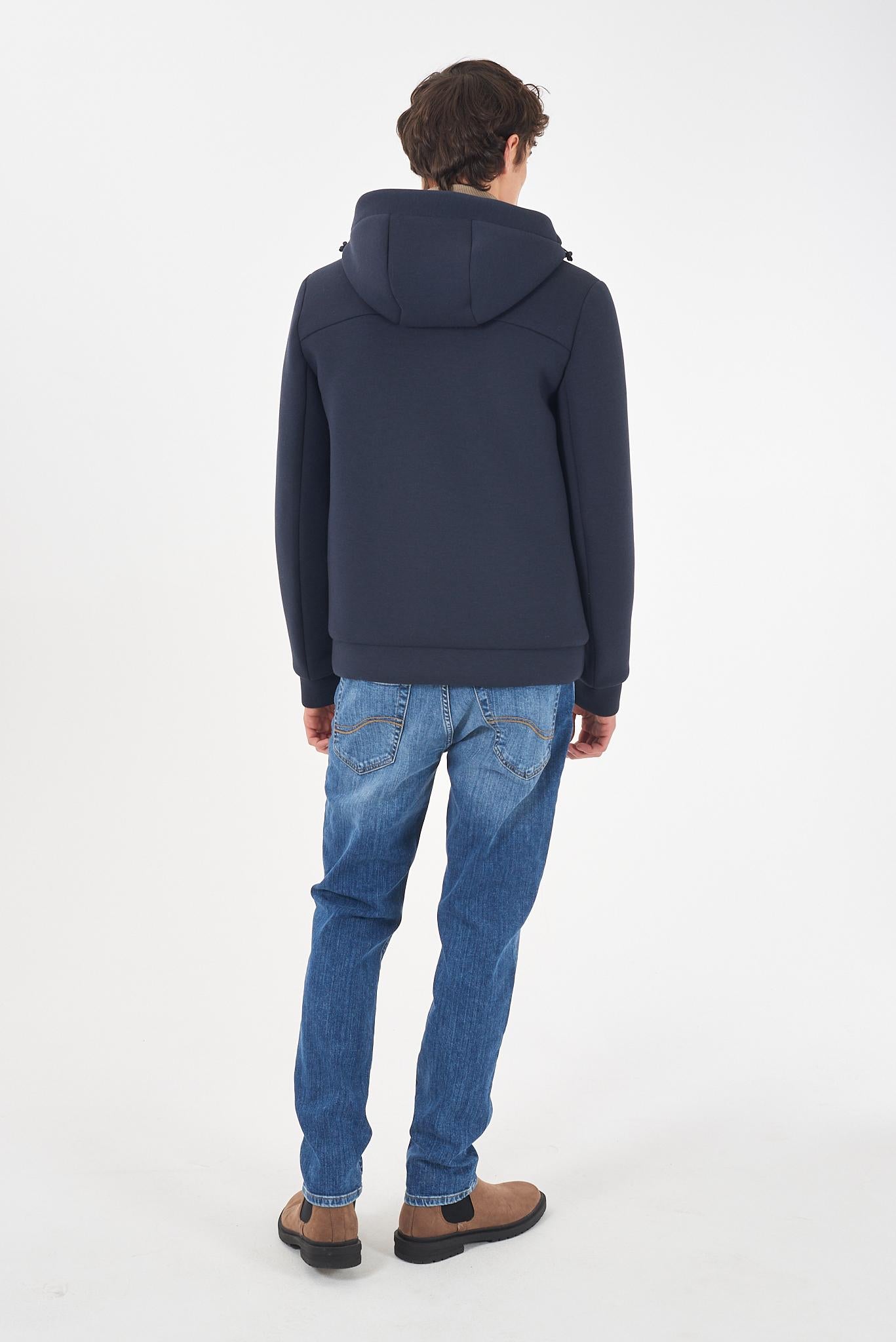 J818 QC00/0713 YES ZEE