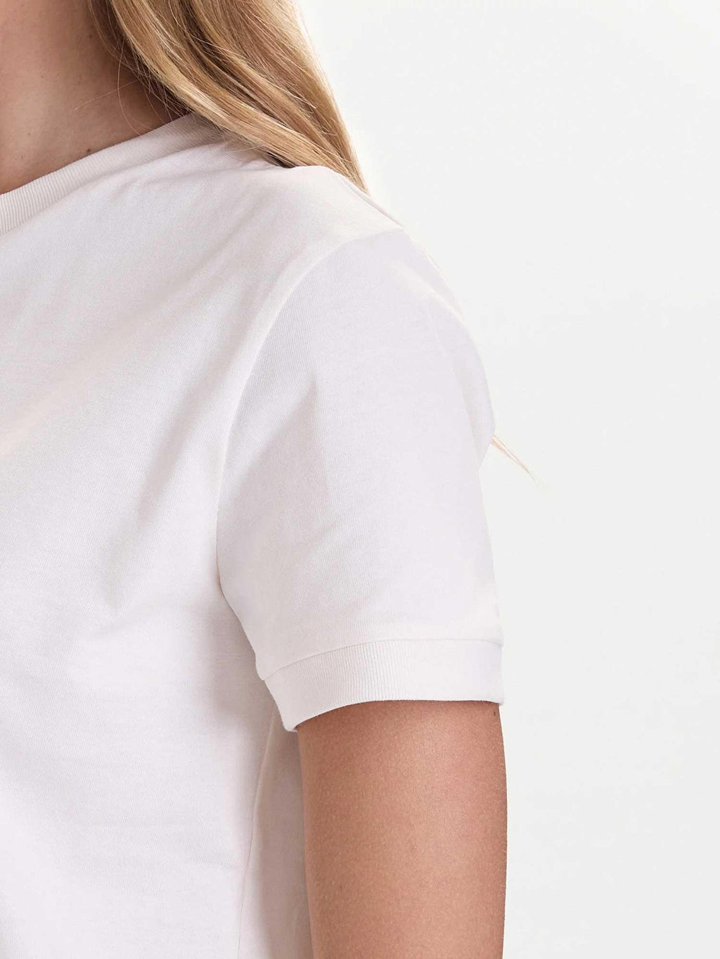 V5BI16K8FQ4/G1H6 GUESS