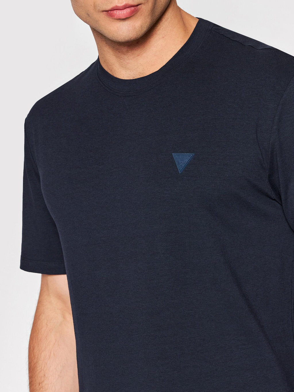 Z2YI12JR06K/G7V2 GUESS