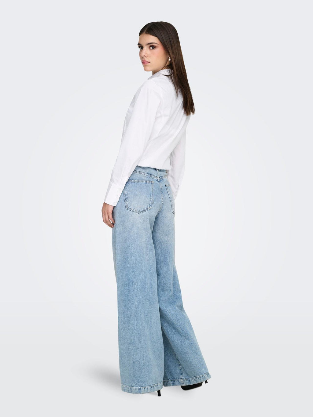 15364437/Bright White ONLY