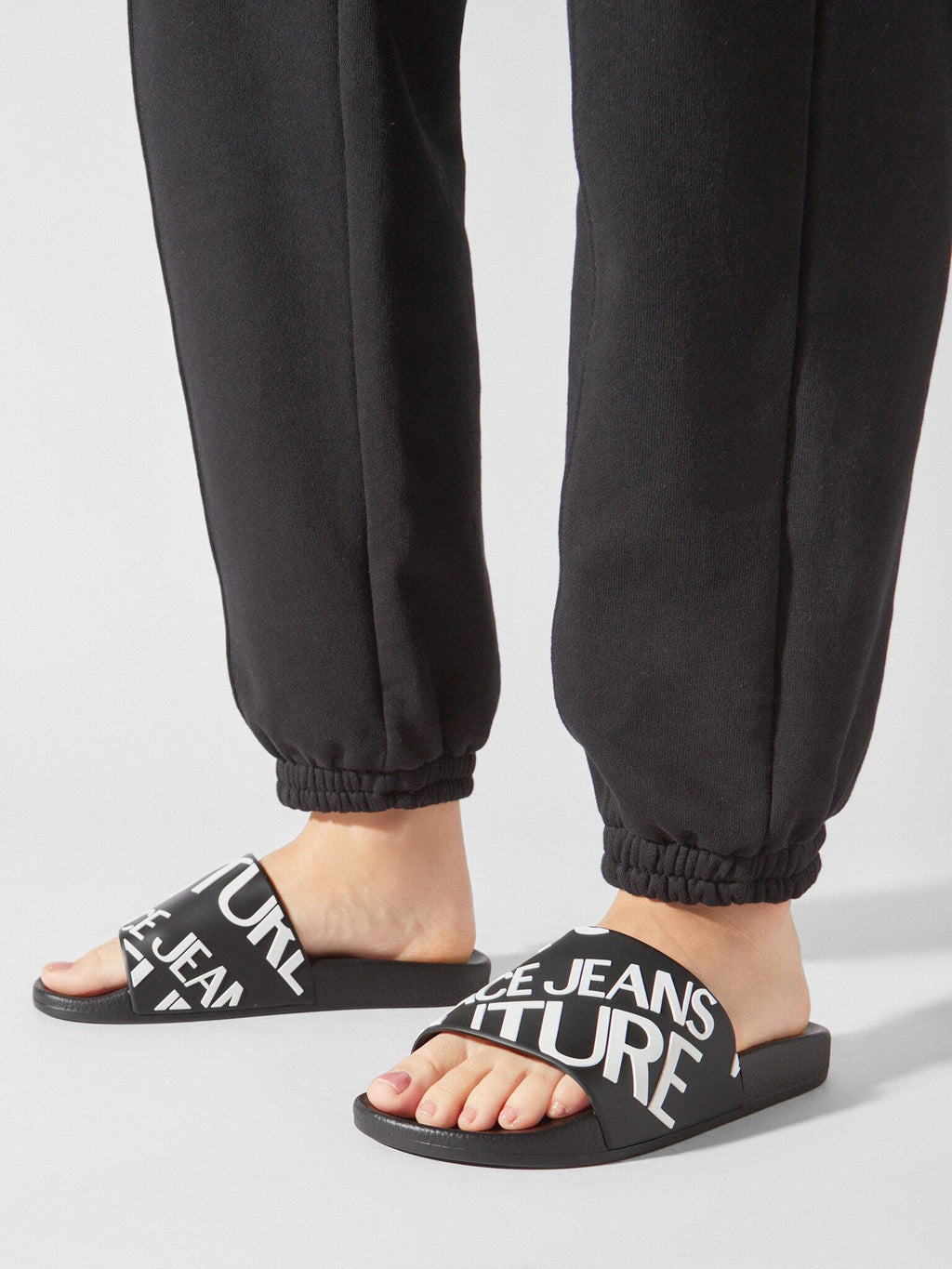 POOL SLIDE 75VA3SQ1 71352/899 VERSACE JEANS COUTURE