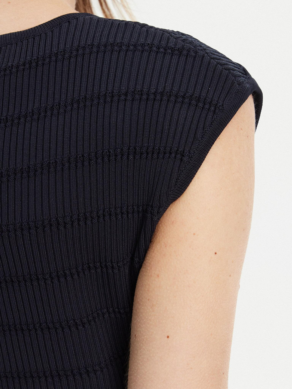 W5YR12Z0130/G7V2 GUESS