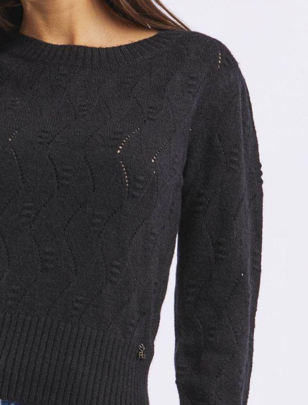 MAGLIA GIROCOLLO CON PUNZONATURE 