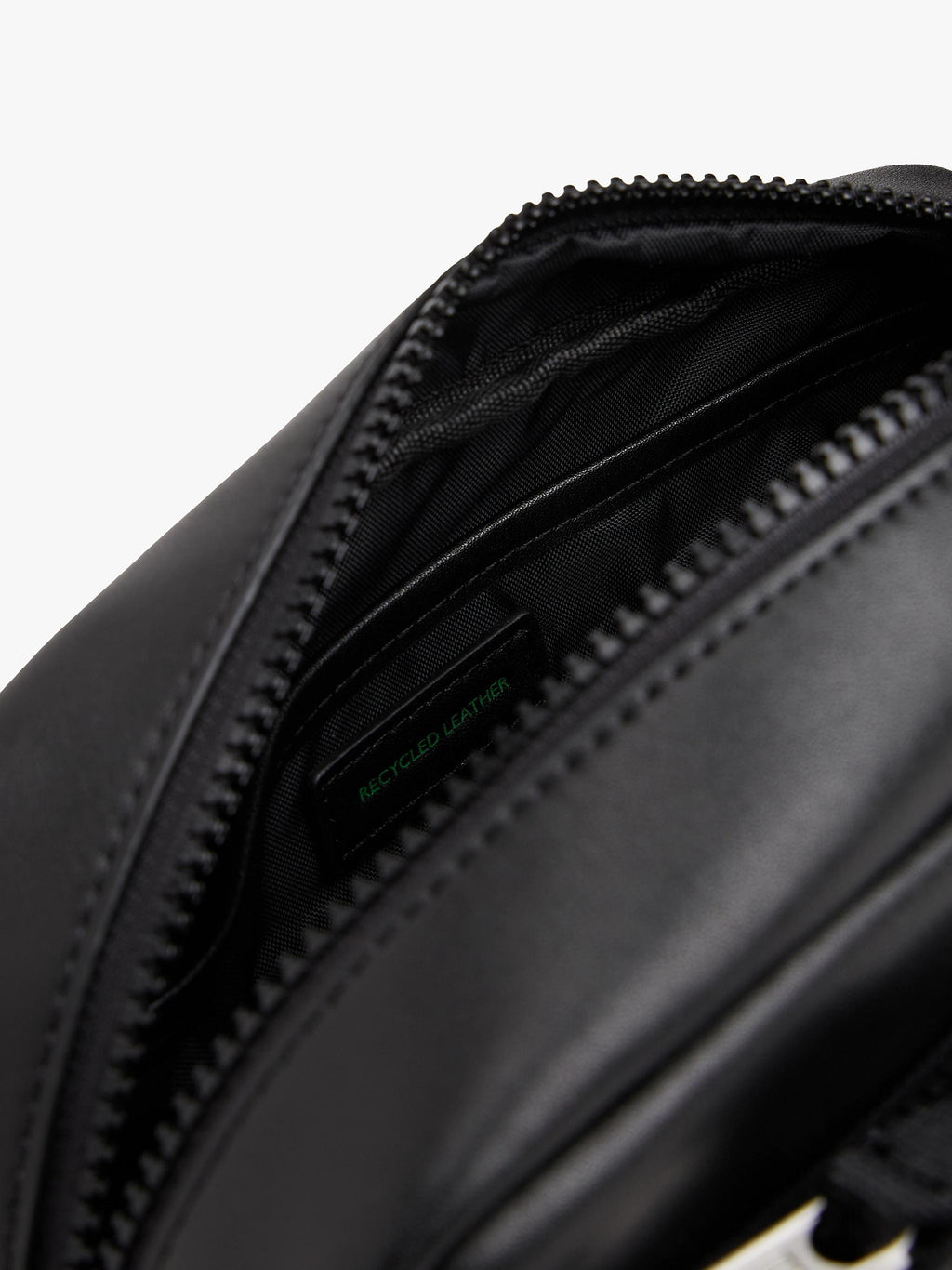 TJM LINEAR LEATHER WASHBAG AM0AM13692/BDS TOMMY JEANS