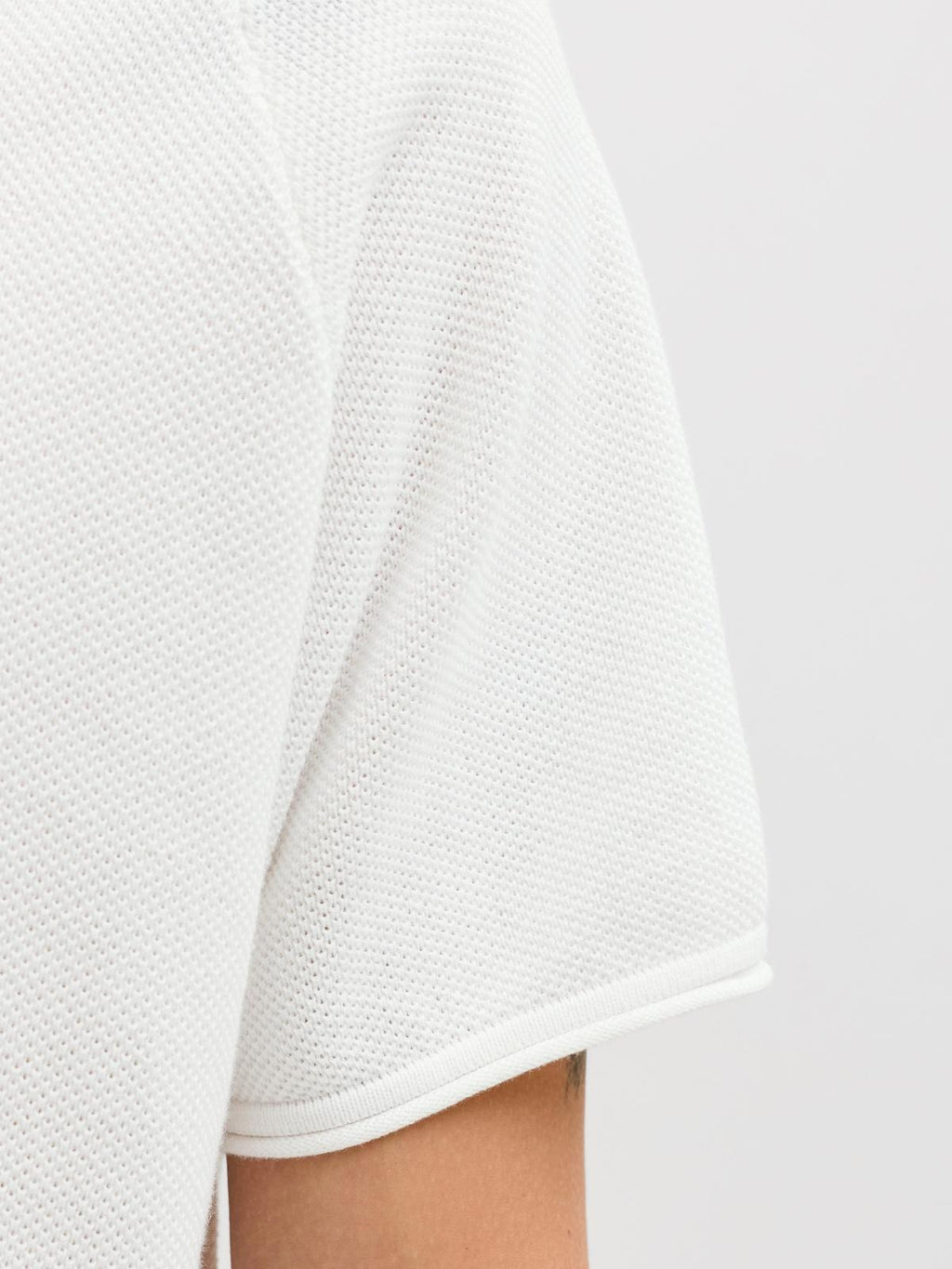 JJHILL KNIT SPLIT NECK SS26 