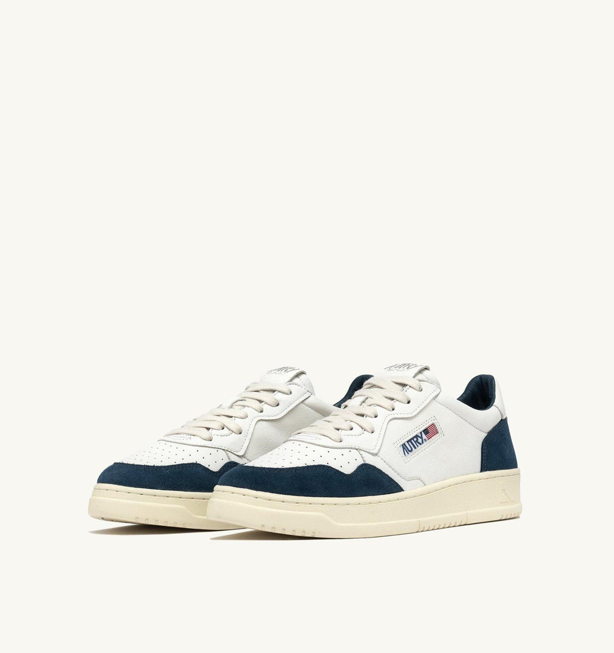 Sneaker medialist, in pelle bianca ed inserti in camoscio 