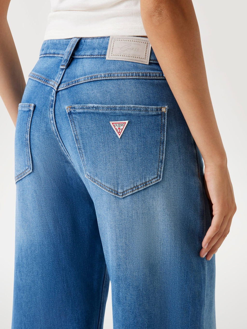 W5BA82D0614/WNWA GUESS