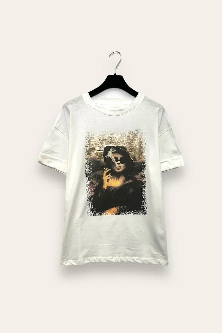 T-shirt con stampa donna che fuma VB-10776/Bianco LOVEme