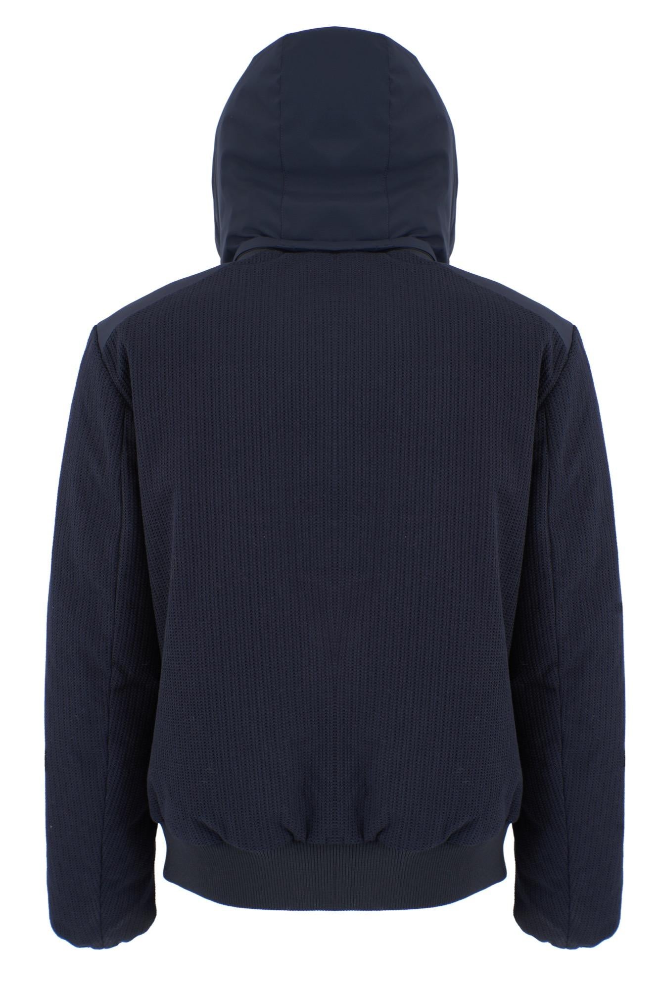 J835 QU00/0710 YES ZEE