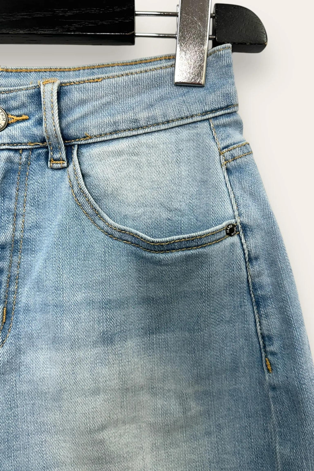 Shorts di jeans sfrangiato 