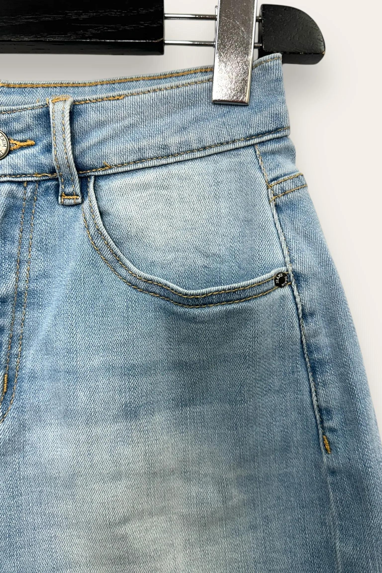Shorts di jeans sfrangiato 