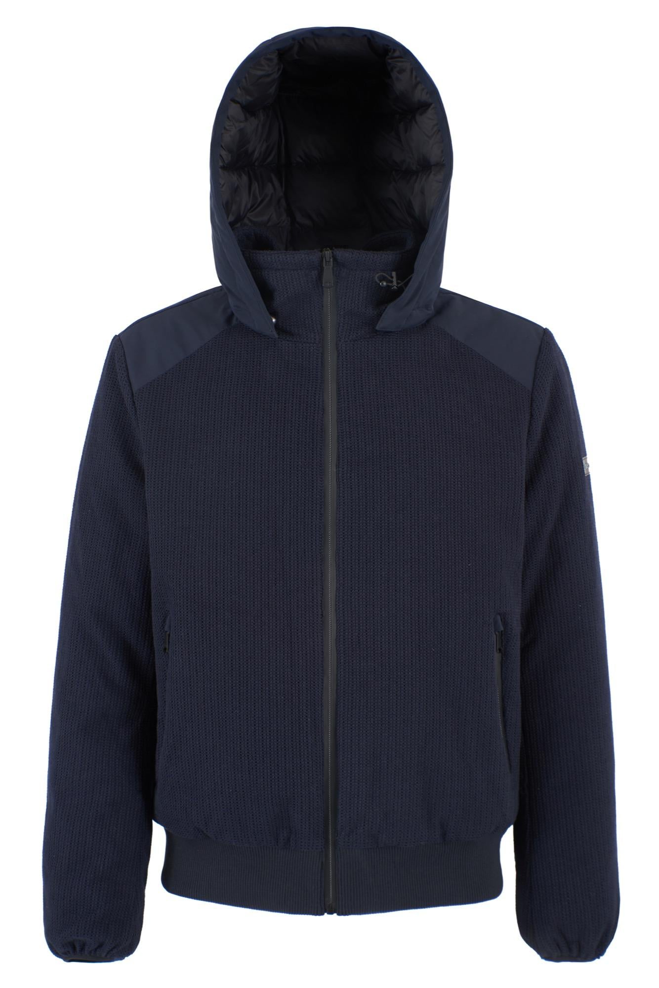 J835 QU00/0710 YES ZEE