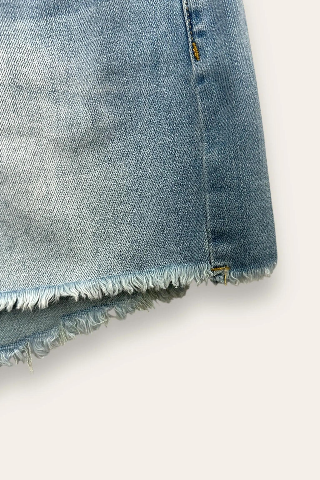 Shorts di jeans sfrangiato 