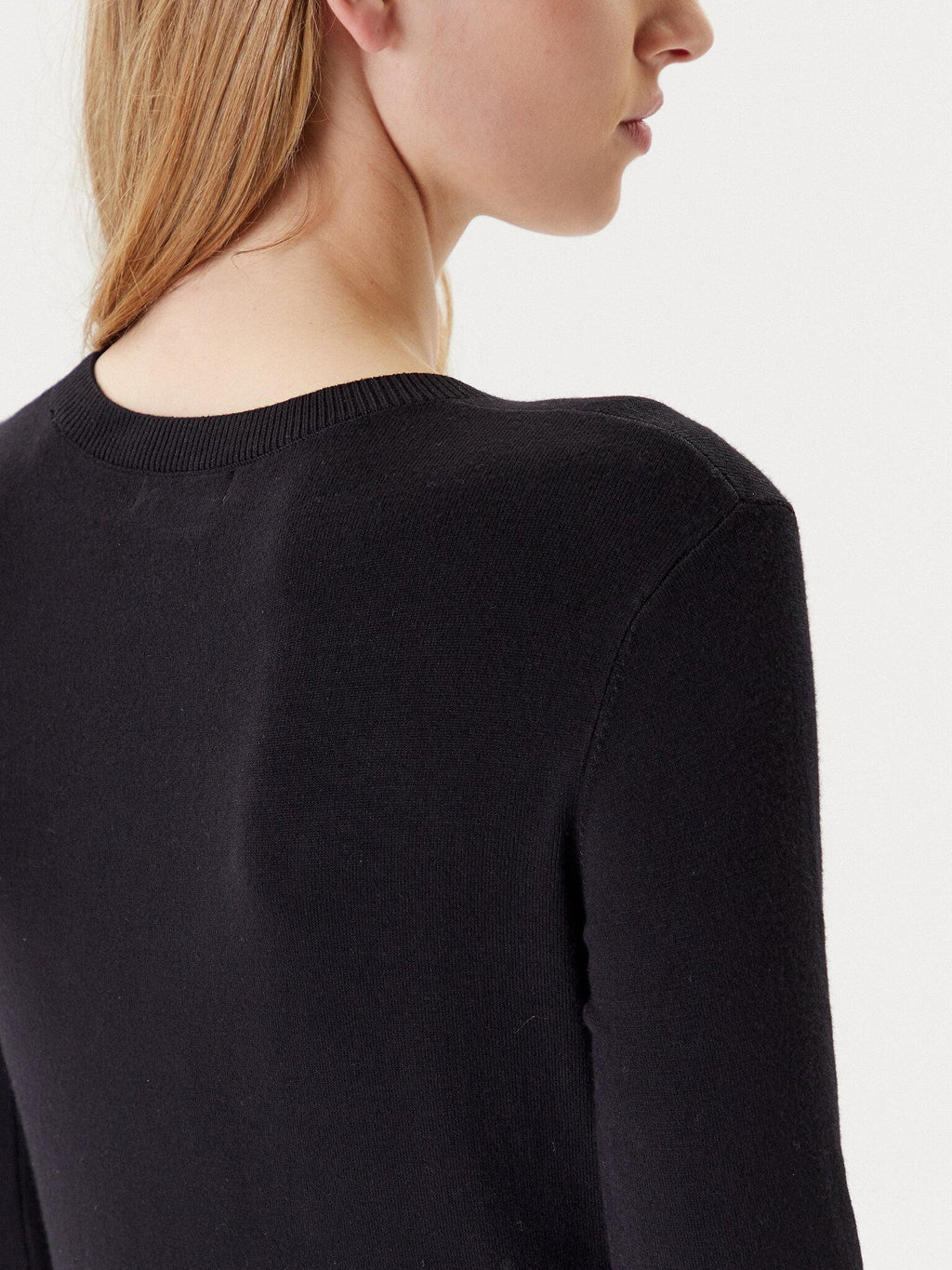 W5YR23Z2NQ2/JBLK GUESS