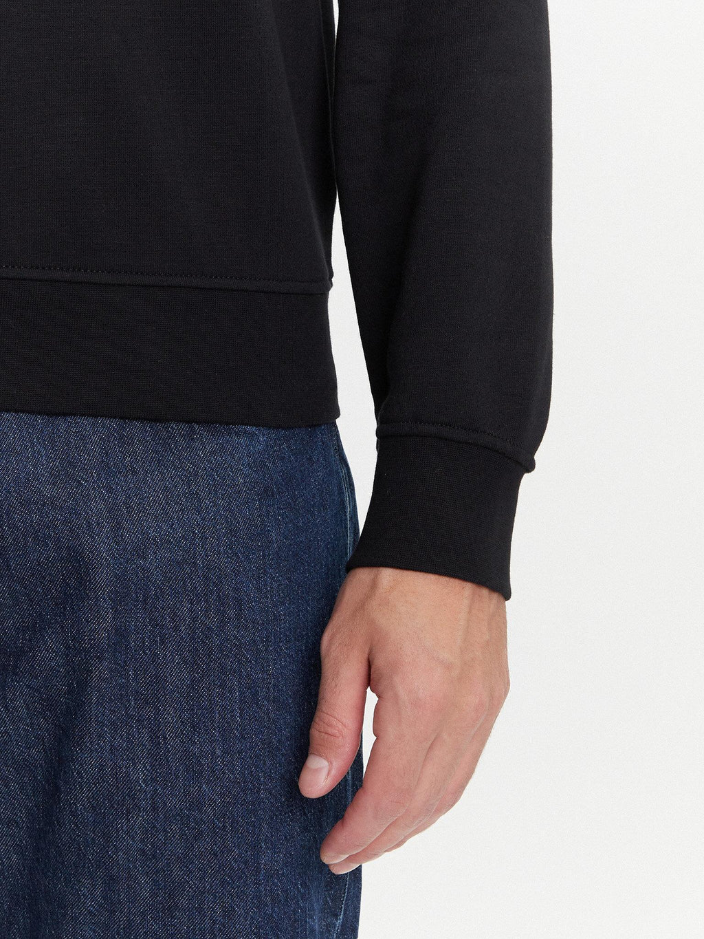 M5YQ05K68I4/JBLK GUESS