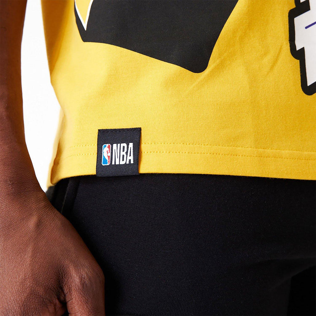 NBA LARGE WRDMRK OS TEE LOSLAK  AGD 60502583/DARK YELLOW NEW ERA