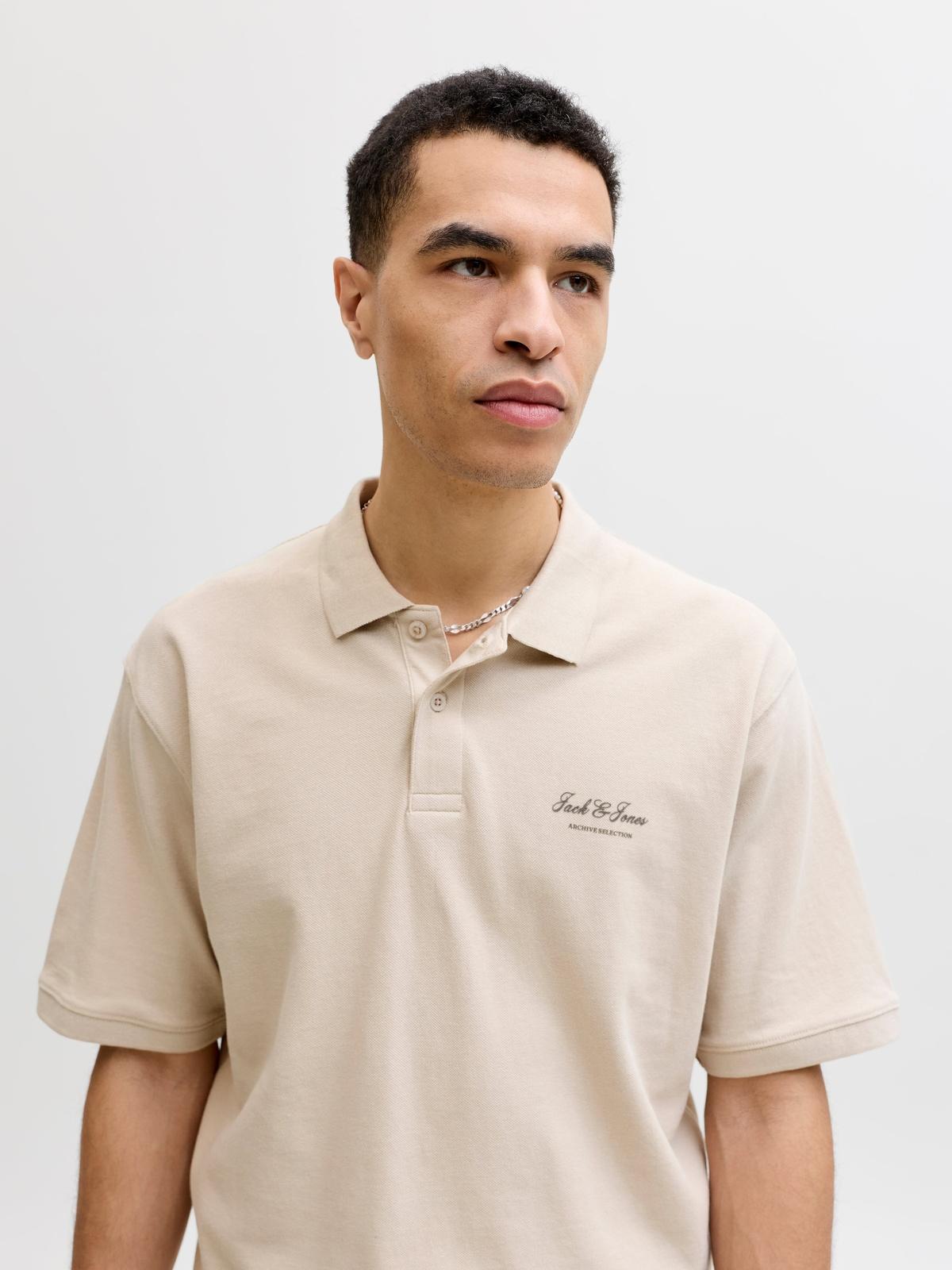 JJEARCHIVE GRAPHIC POLO SS LN 
