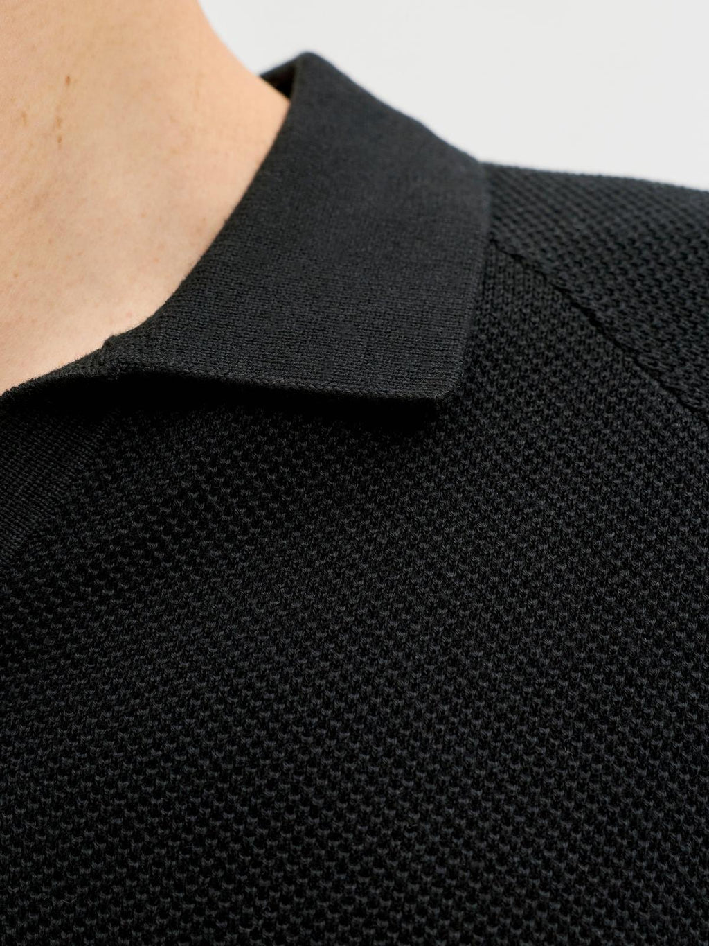 JJHILL KNIT SPLIT NECK SS26 