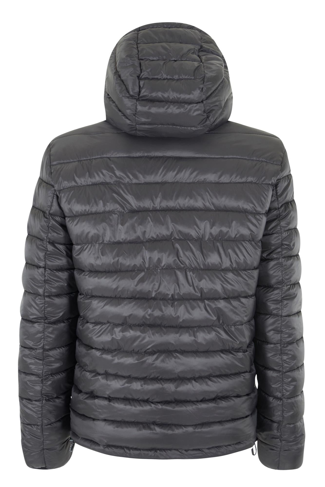 J824 B500/0124 YES ZEE