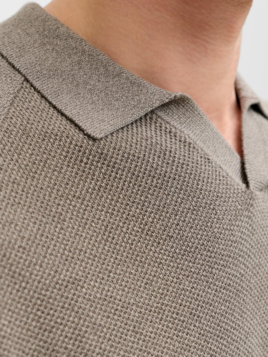 JJHILL KNIT SPLIT NECK SS26 