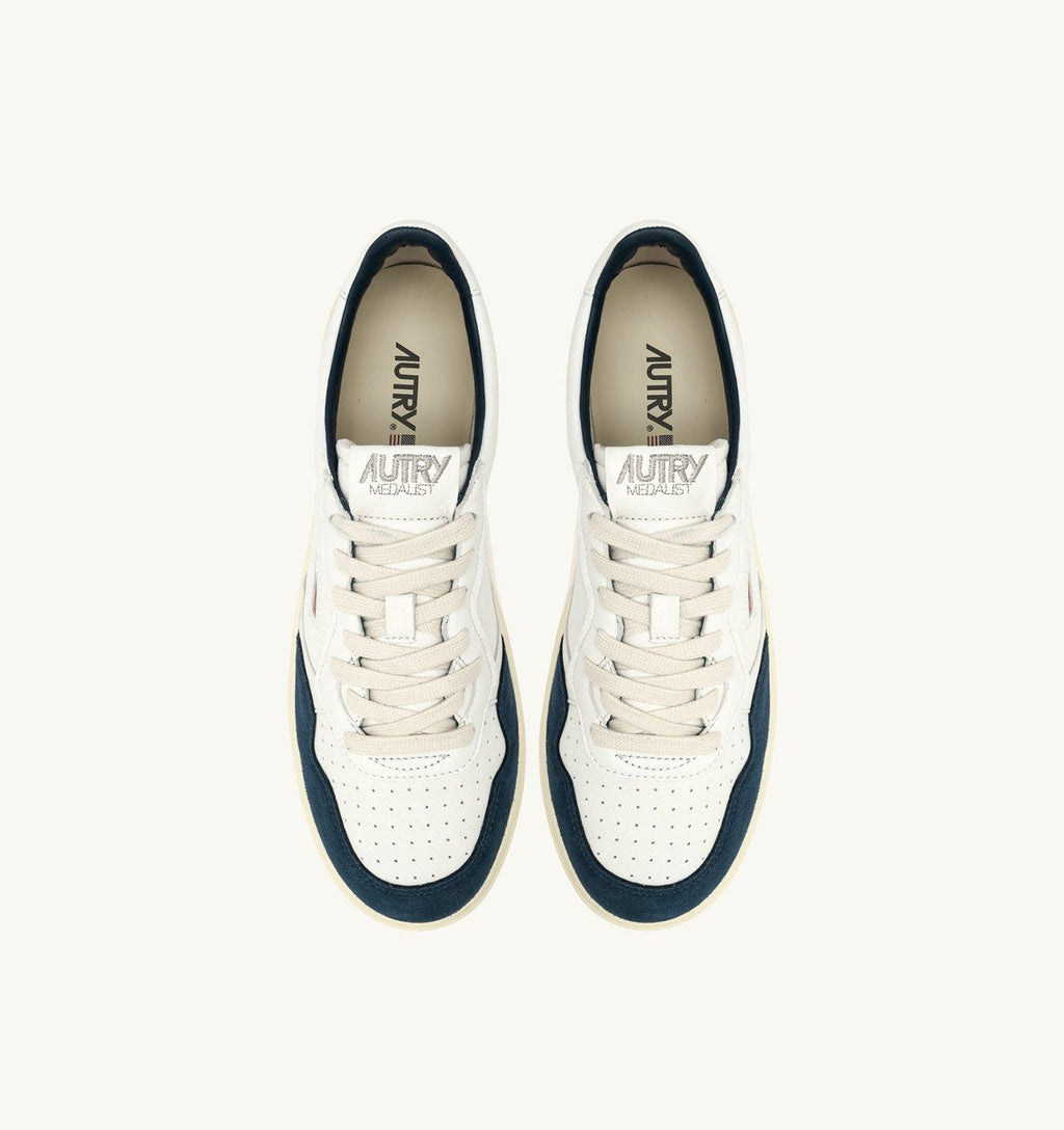 Sneaker medialist, in pelle bianca ed inserti in camoscio 