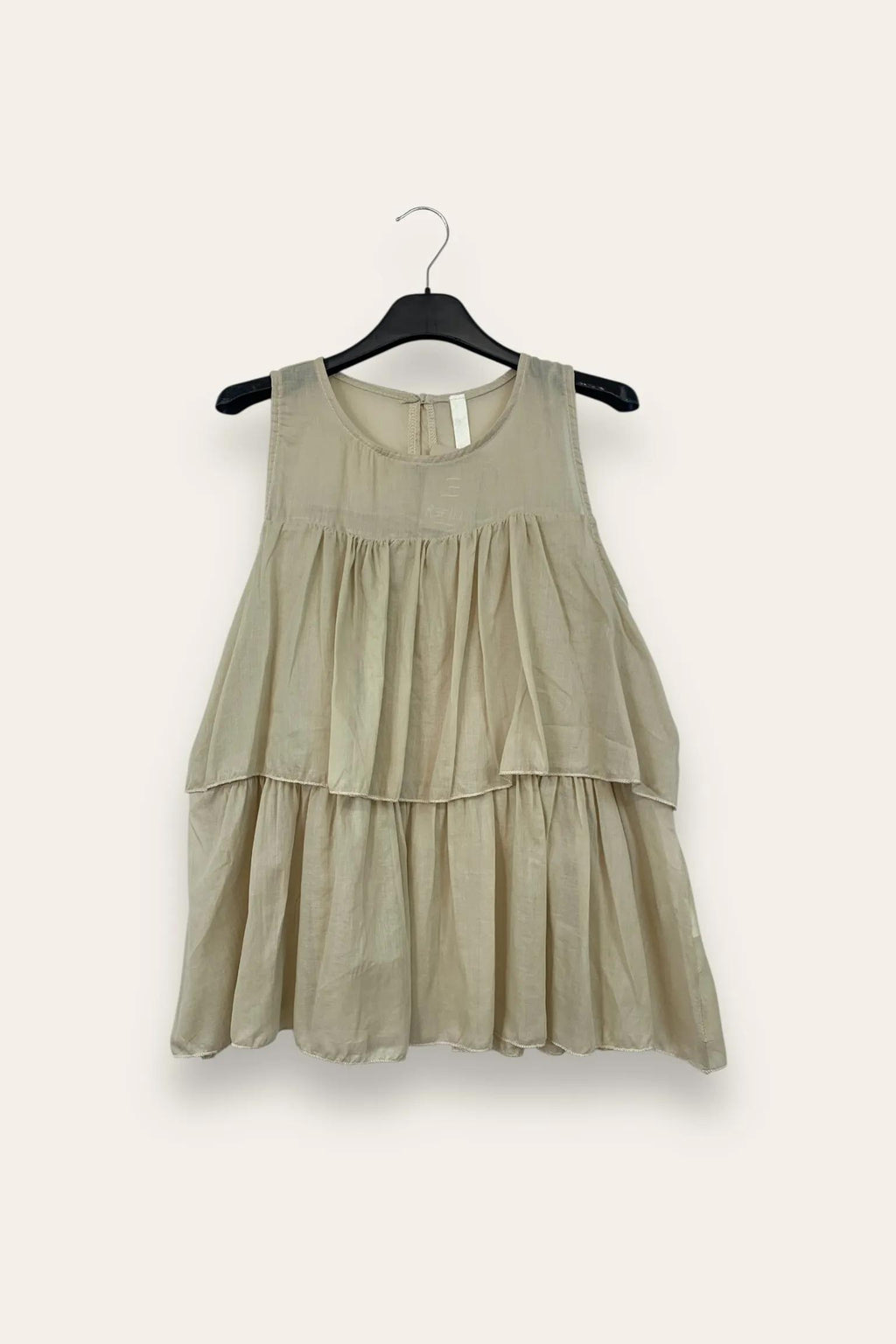 Canotta a balze con bottone dietro 