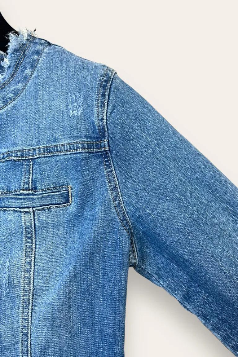 Giacca girocollo in jeans con profili sfrangiati TD-10698/Blue Jeans Chiaro LOVEme