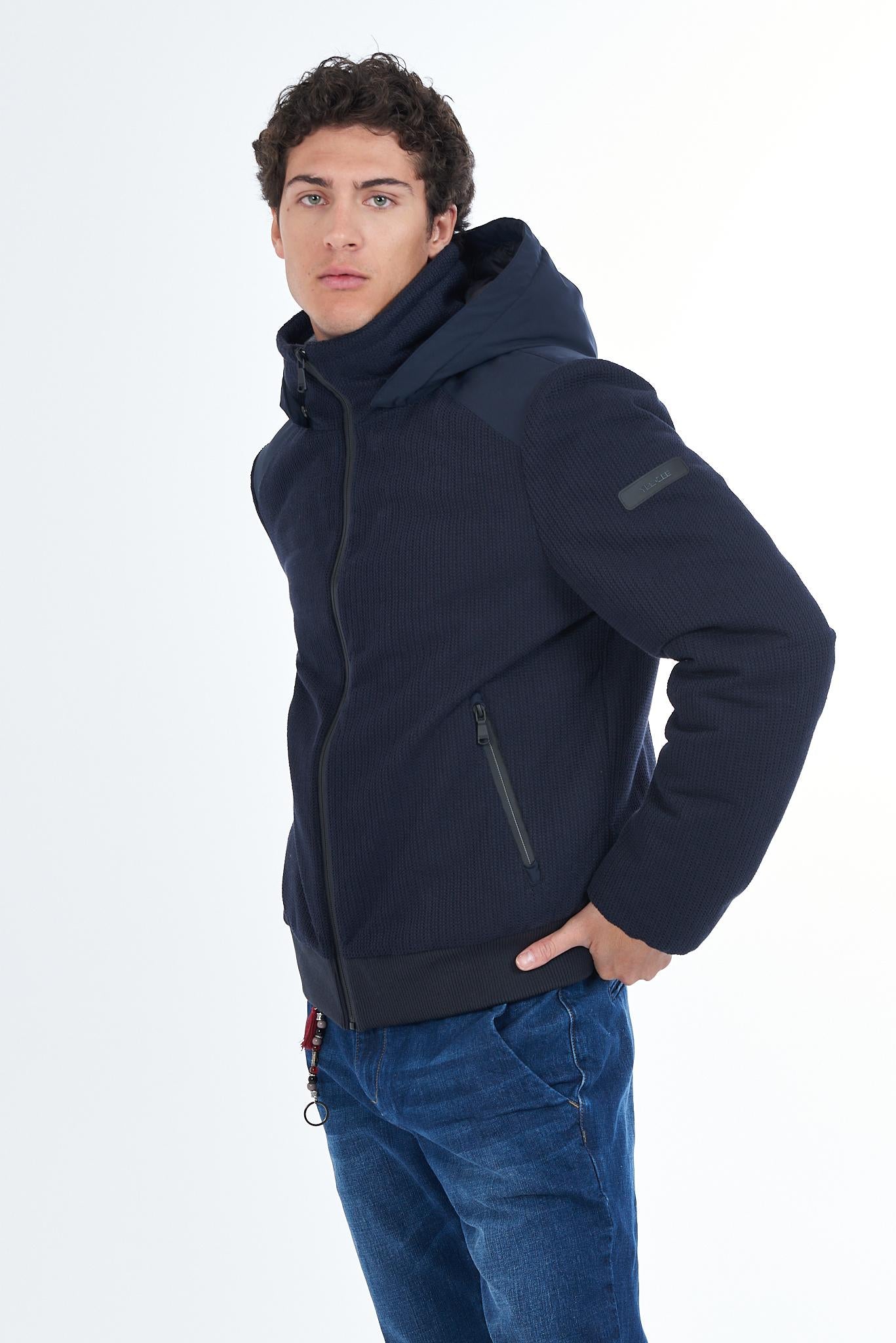 J835 QU00/0710 YES ZEE