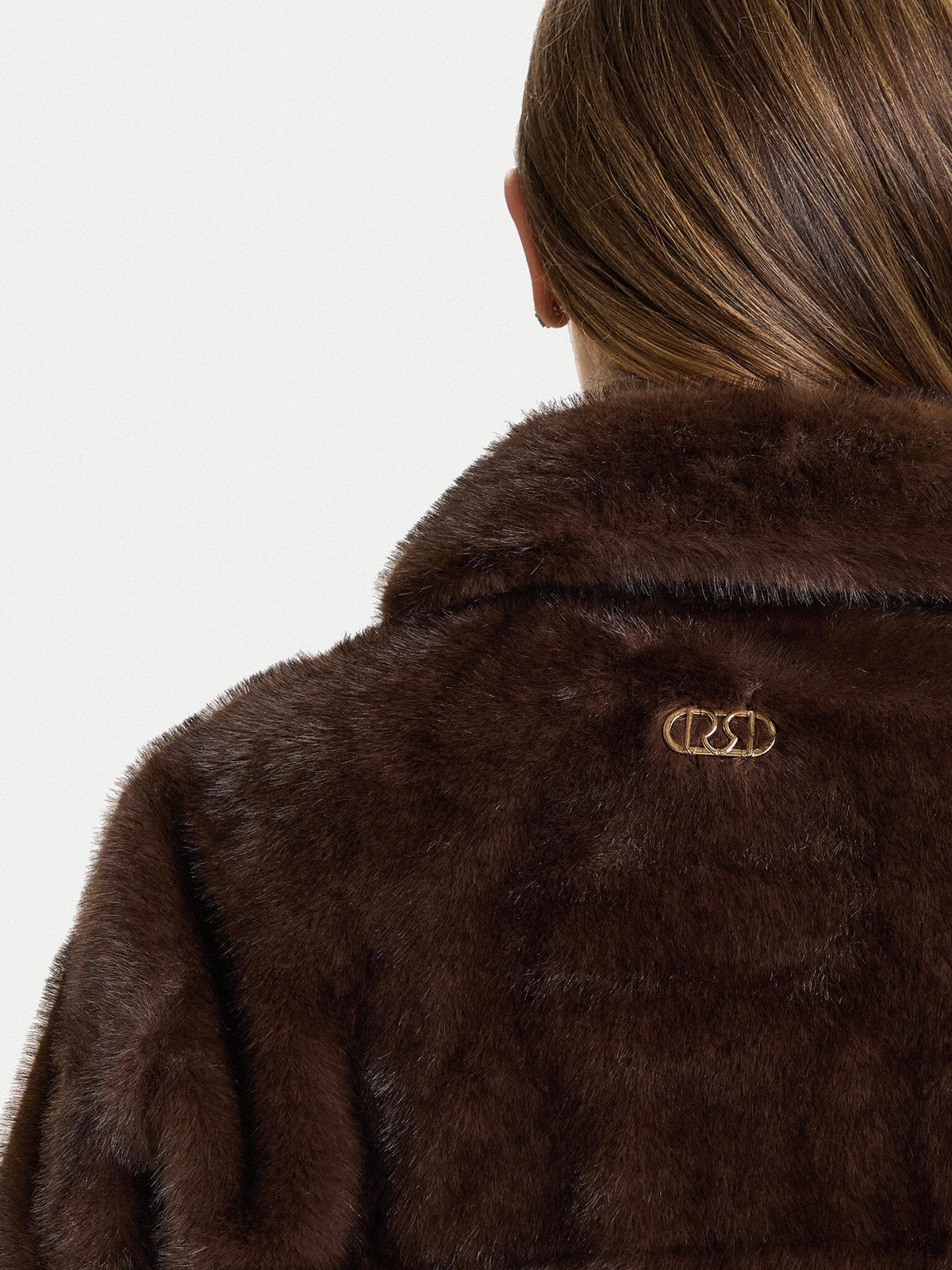 FW25STYLE32 CAPP PELLICCIA CORTA CON TASCONI 