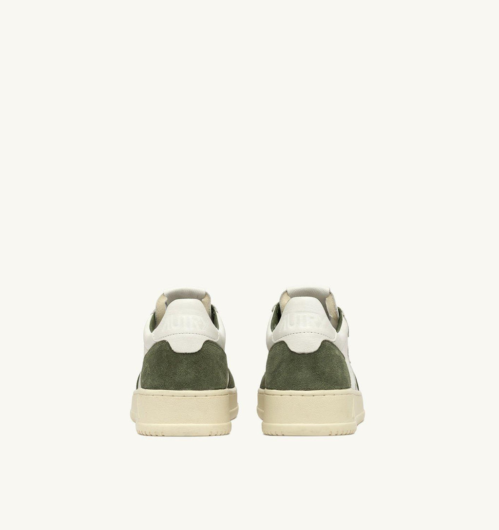 Sneaker medialist, in pelle bianca ed inserti in camoscio verde 