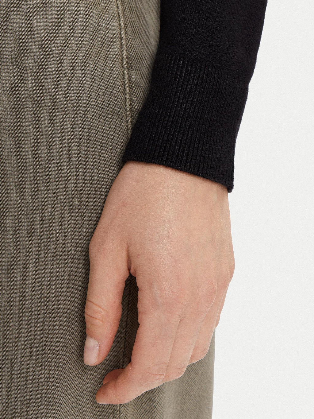 W5BR40Z2NQ2/JBLK GUESS