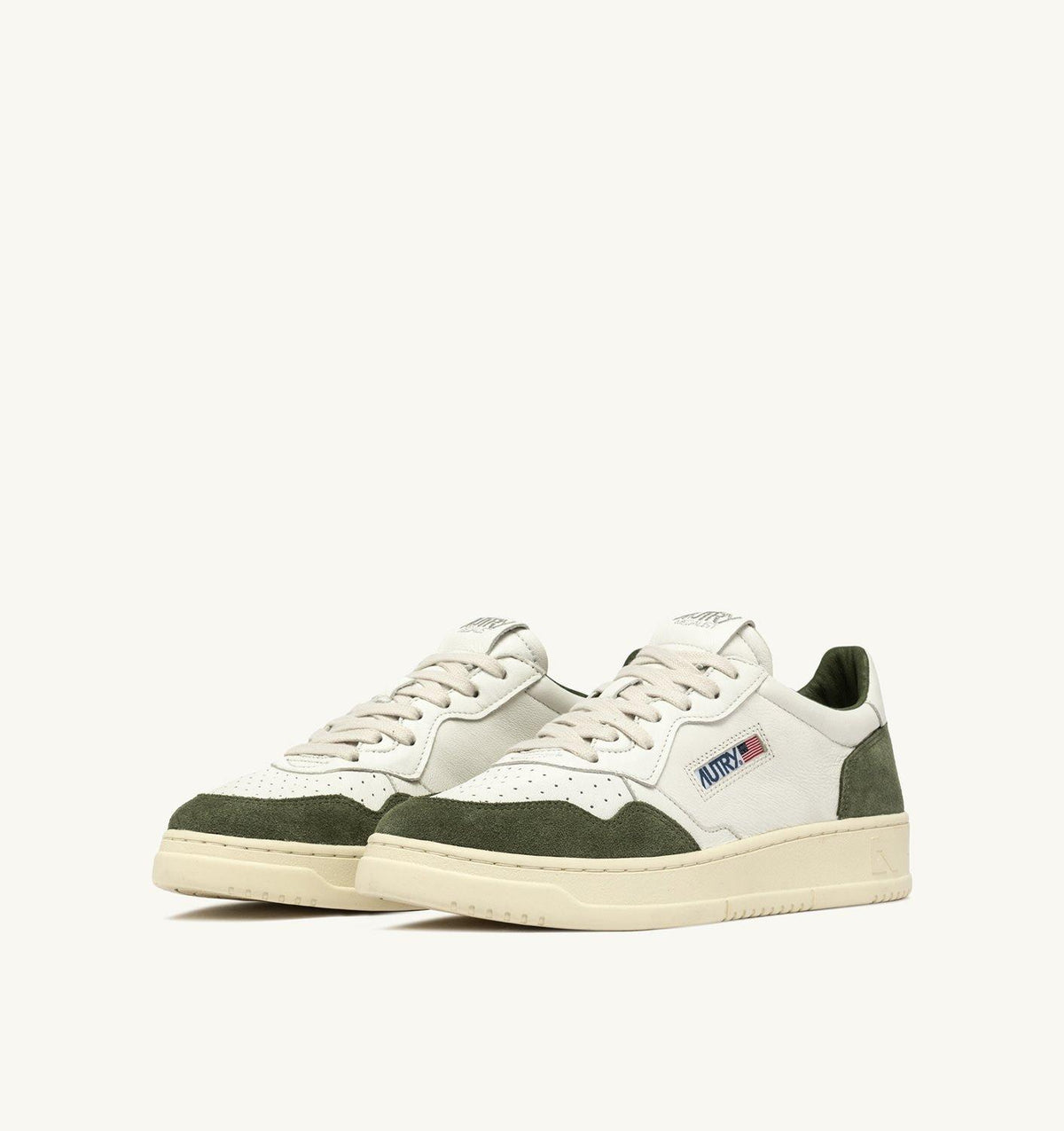 Sneaker medialist, in pelle bianca ed inserti in camoscio verde 