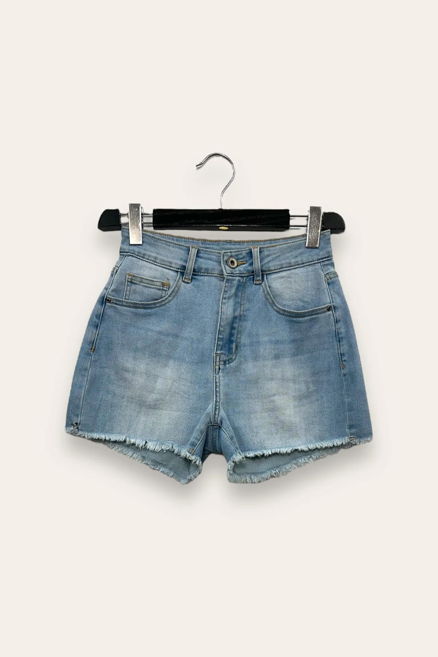 Shorts di jeans sfrangiato 