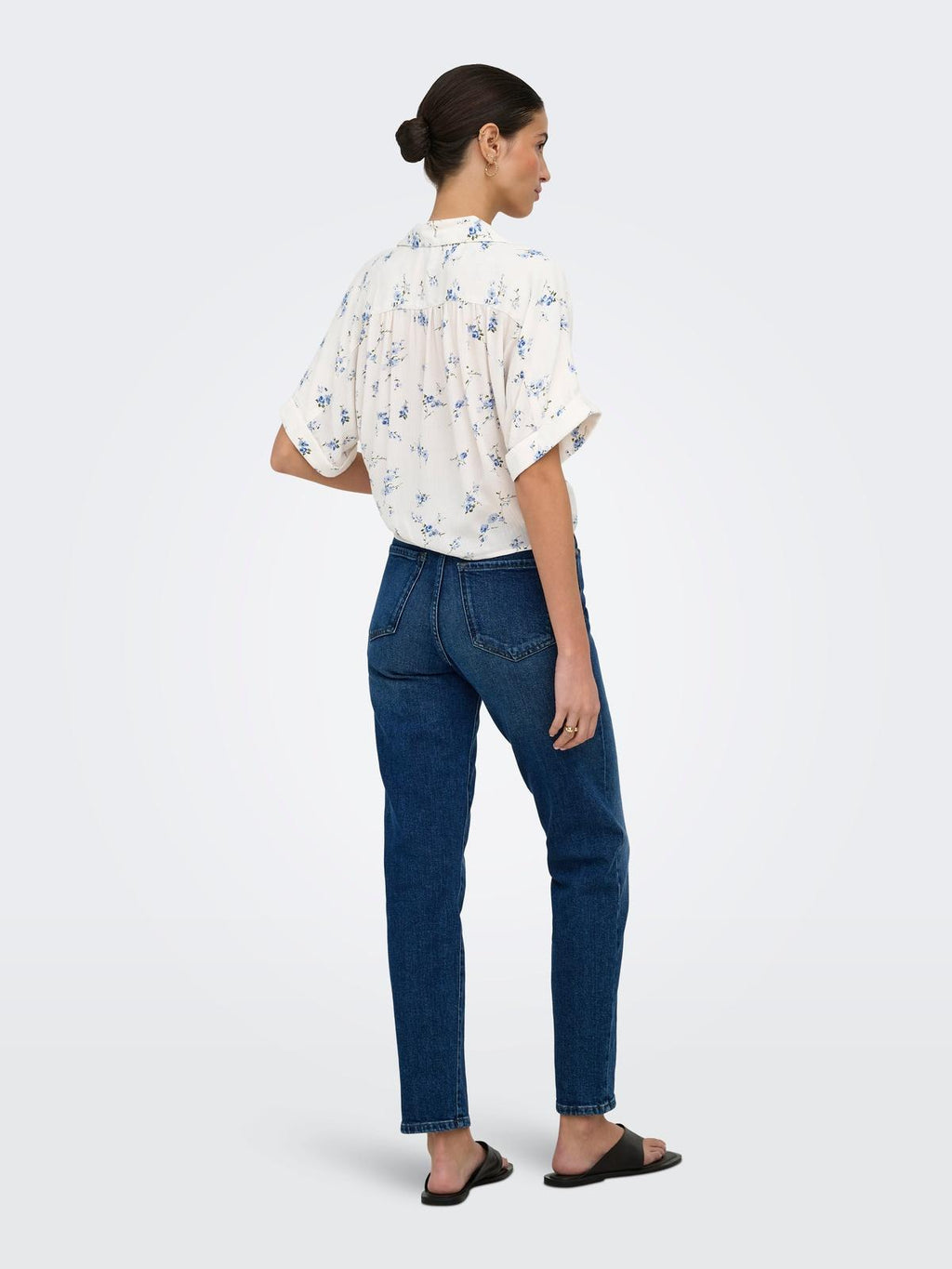 15281497/Cloud Dancer NIRA FLOWER ONLY