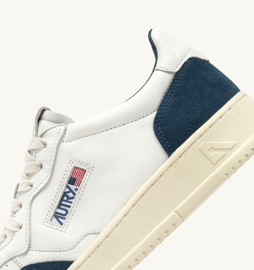 Sneaker medialist, in pelle bianca ed inserti in camoscio 