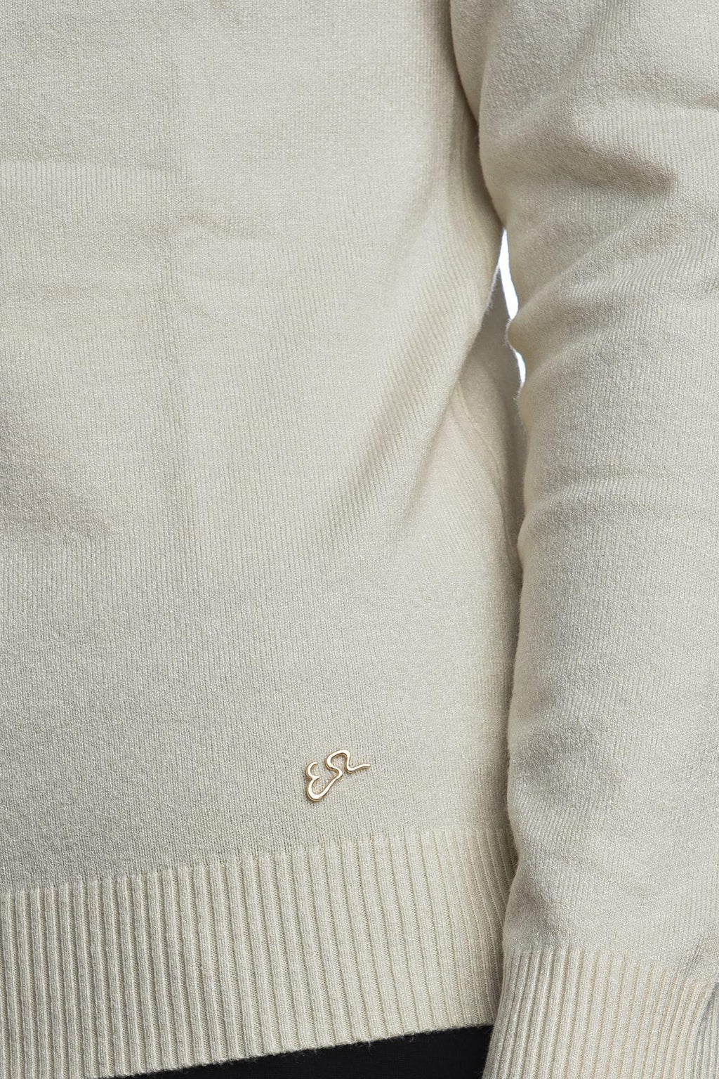 M038 RU00/0157 YES ZEE