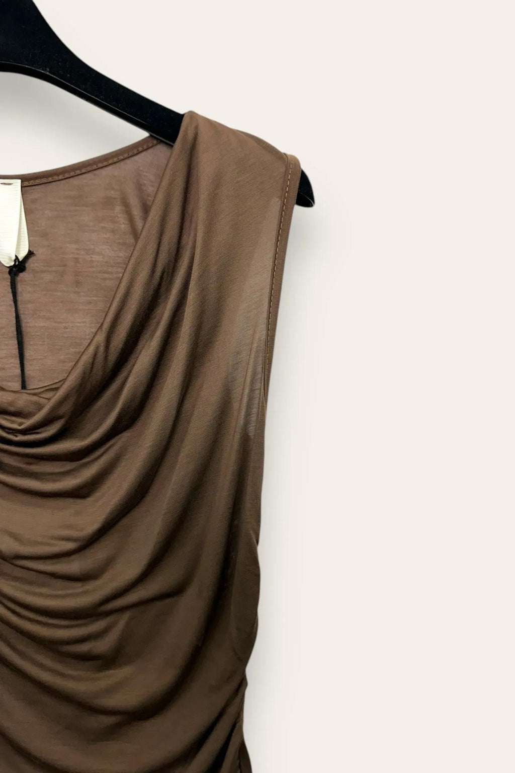 Canotta con scollo morbido e drappeggio sul fianco 