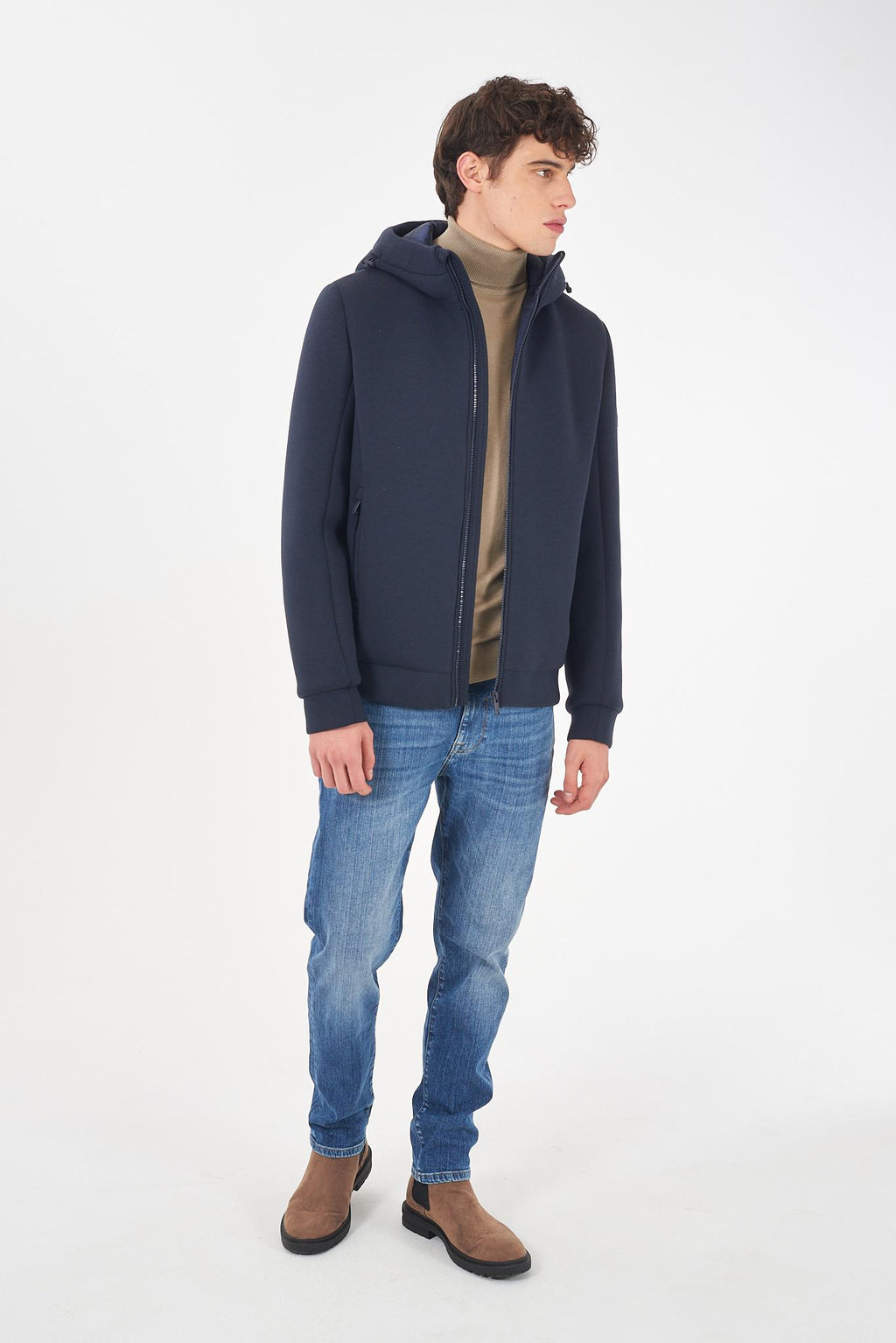 J818 QC00/0713 YES ZEE