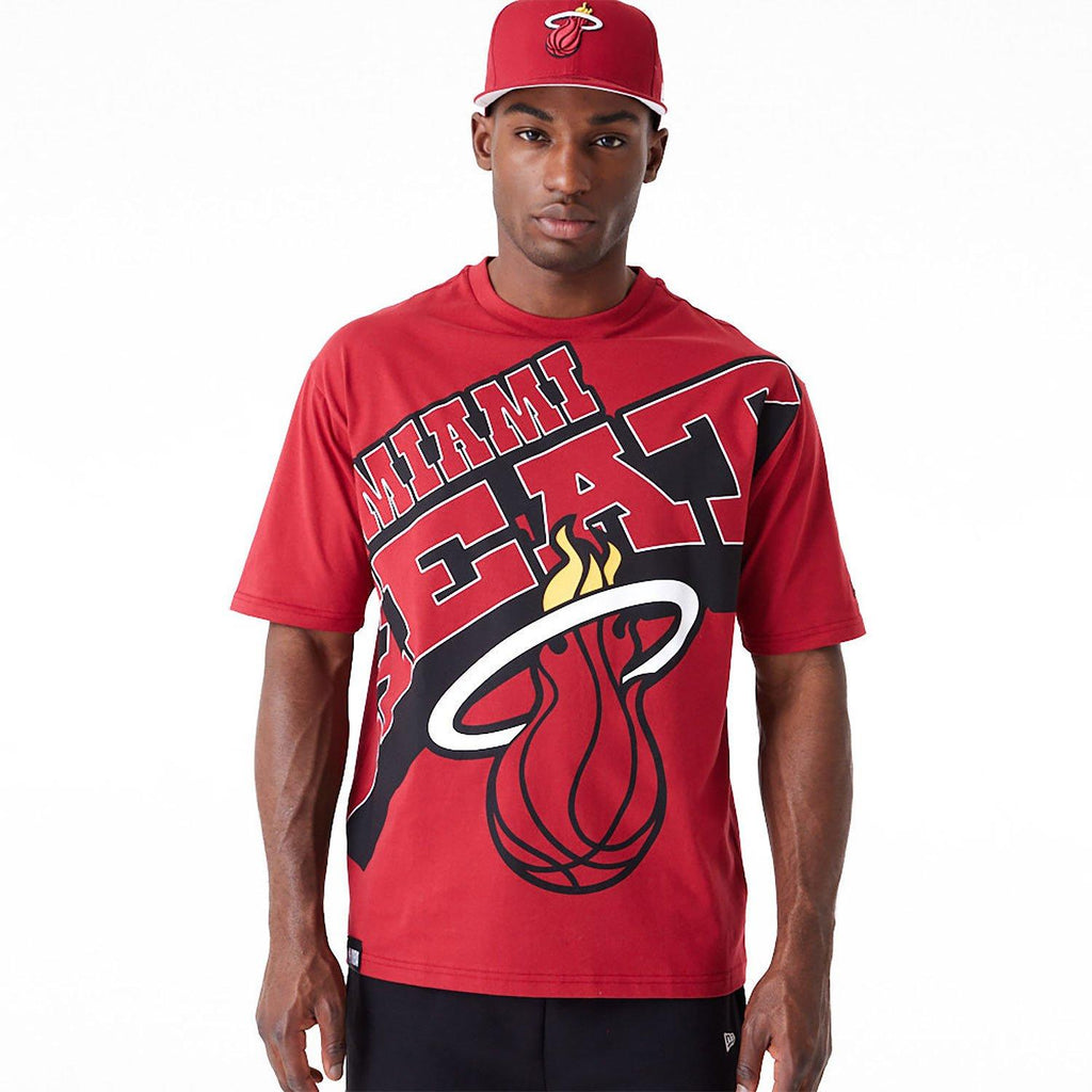 NBA LARGE WRDMRK OS TEE MIAHEA  PNRBLK 60502582/DARK RED NEW ERA